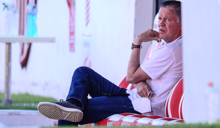 Ricardo Peláez está feliz por el buen paso de Chivas. FOTO: Mexsport