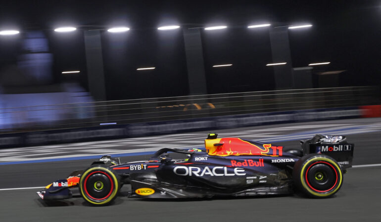 Checo Pérez terminó tercero en las segundas prácticas libres del GP de Arabia Saudita. | Foto: AFP