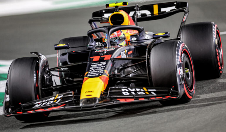 ¡Pole position para Checo Pérez! El mexicano saldrá primero en el GP de Arabia Saudita. | Foto: AFP