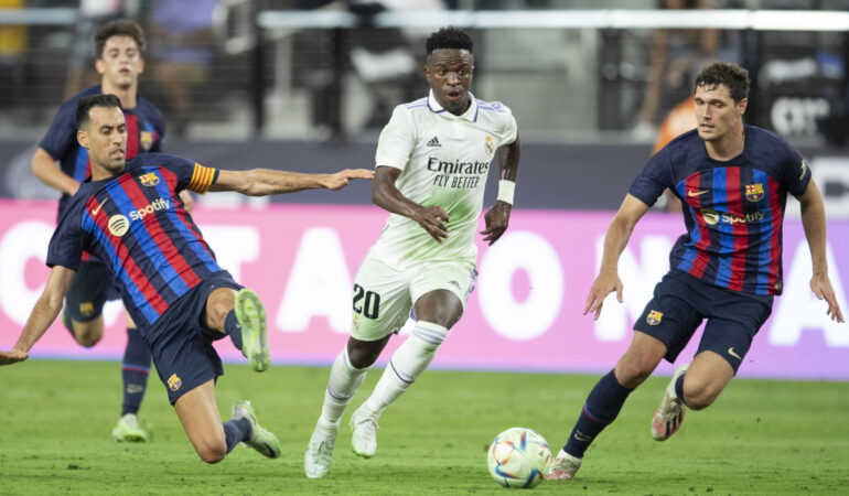 Aficionados del Real Madrid no podrán entrar al Camp Nou con el jersey del club merengue. | Foto: MEXSPORT
