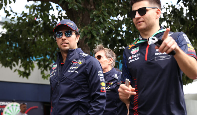 Checo Pérez recibe mucho apoyo de latinoamericanos. FOTO: AFP