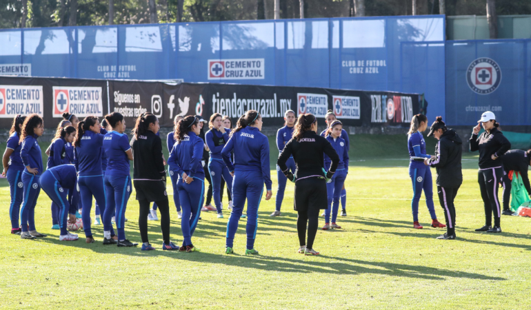 Cruz Azul Femenil en una charla técnica con su entrenadora / Foto: @AzulFemenil