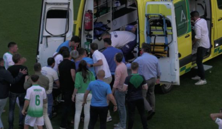 El futbolista fue trasladado en ambulancia. Foto: cortesía