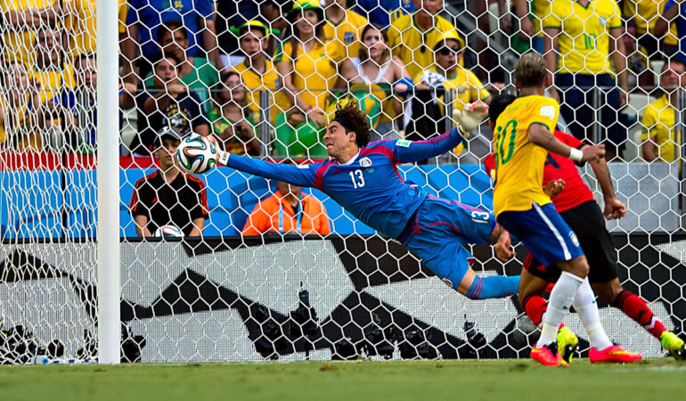 Guillermo Ochoa ha brillado con México en los Mundiales. FOTO: Mexsport