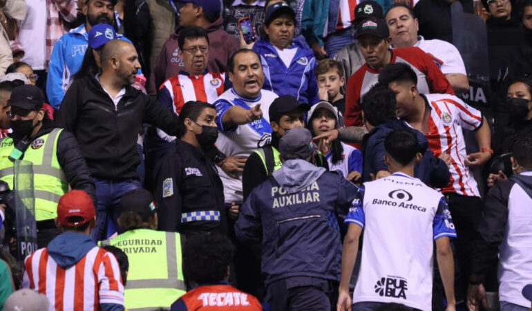 Hubo pequeño conflicto en las gradas del estadio Cuauhtémoc. FOTO: Oswaldo Figueroa | ESTO