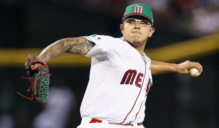 Julio Urías fue el pitcher abridor por México. FOTO: AFP