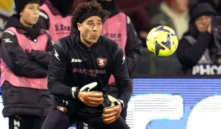 Memo Ochoa llegará tarde a la concenctración del Tri por falla del avión. FOTO: Mexsport
