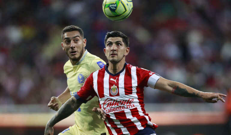 Pocho Guzmán salió expulsado del Clásico Nacional. FOTO: Mexsport