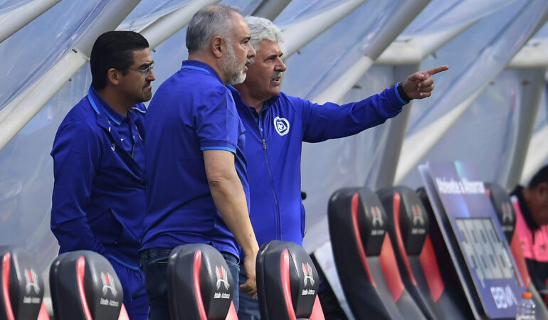 Tuca Ferretti tiene contrato con Cruz Azul solo en 2023. FOTO: Mexsport