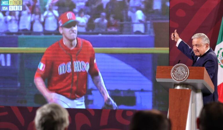 AMLO felicitó a la Selección de Beisbol por el triunfo ante Estados Unidos en el Clasico Mundial. | Foto: Roberto Hernández / El Sol de México.
