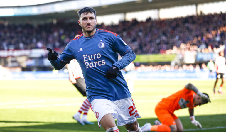 ¡Abraza el título! Santiago Giménez lideró la voltereta ante el Sparta Rotterdam. | Foto: AFP