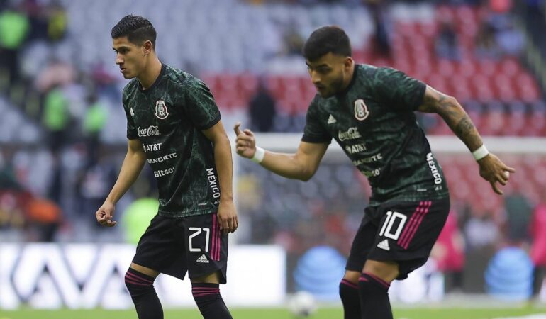 Alexis Vega 'amenazó' con golpear a Uriel Antuna en el Chivas vs Cruz Azul. | Foto: MEXSPORT