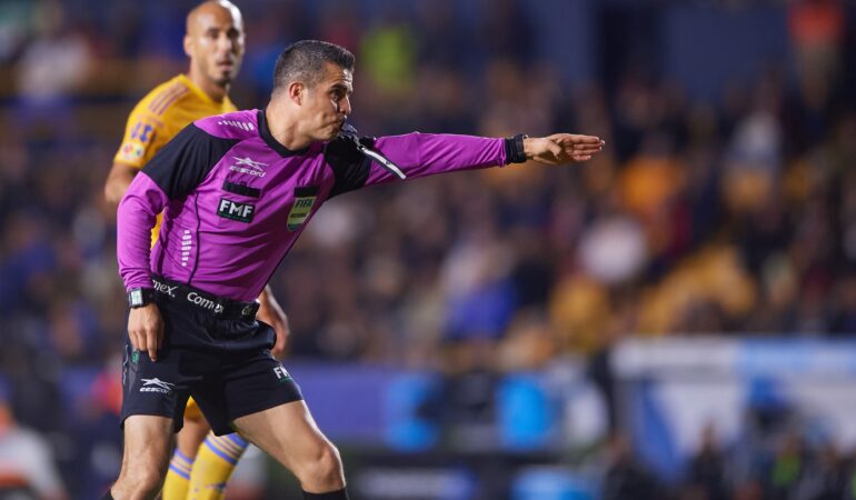Fernando Hernández suspendido 12 partidos; ¿Cuándo volverá a pitar? Eduardo Brizio explica. | Foto: MEXSPORT
