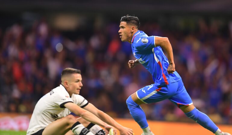 ¿Y el Maguito? Fidalgo cometió el error que tiene a Cruz Azul arriba en el Clásico Joven. | Foto: MEXSPORT
