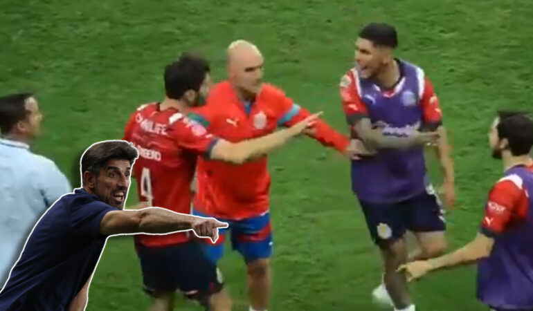 Pocho Guzmán y Pollo Briseño se encararon al final del Chivas vs Cruz Azul; Paunovic el culpable. | Foto: Captura y MEXSPORT
