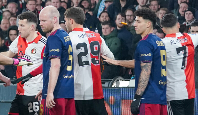 Aficionados del Feyenoord aventaron un proyectil al jugador del Ajax. FOTO: Reuters