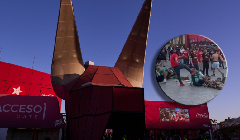 Aficionados se pelearon en el acceso al estadio Caliente / Foto: Mexsport