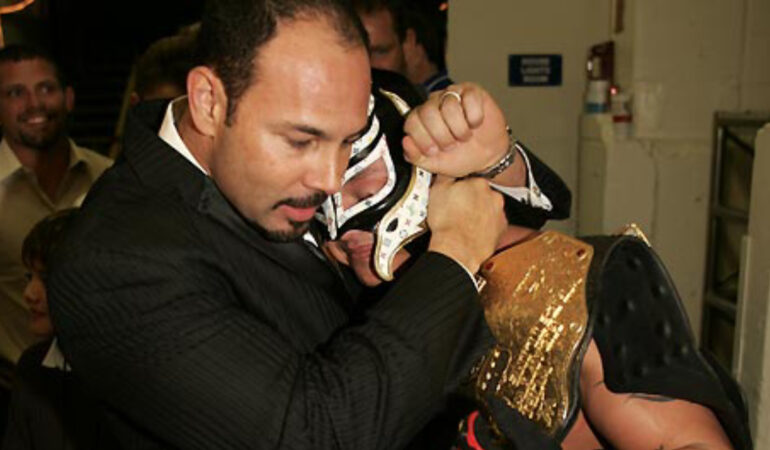 Chavo Guerrero Jr. bromeó a Rey Mysterio. FOTO: Cortesía WWE