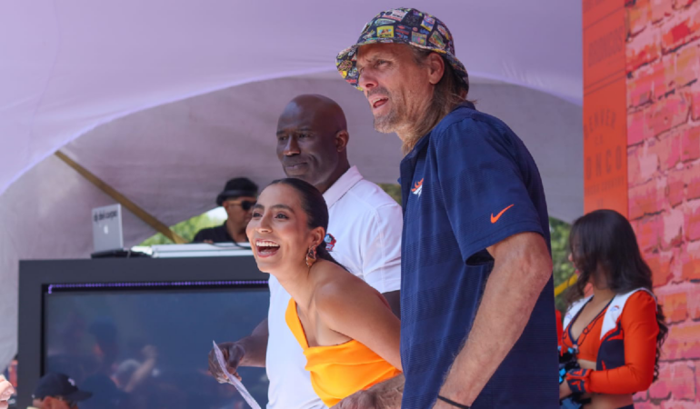 Diana Flores estuvo a lado de leyendas de los Broncos como Jake Plummer y Terrell Davis _ Foto_ Oswaldo Figueroa