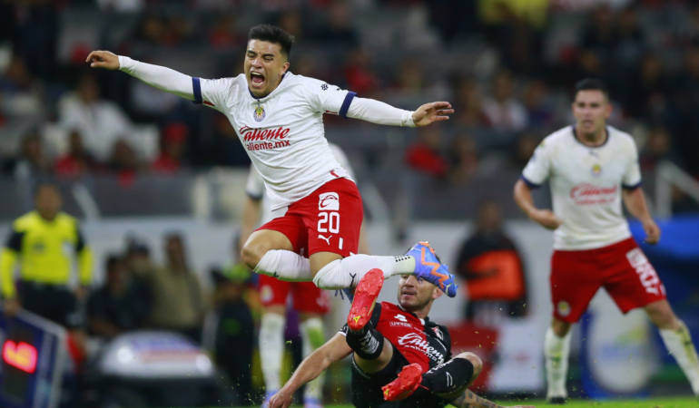 El Nene Beltrán se llevó un duro golpe en el Clásico tapatío