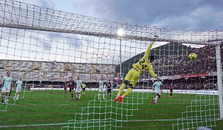 El portero mexicano voló en los aires. Foto: @OfficialUSS1919