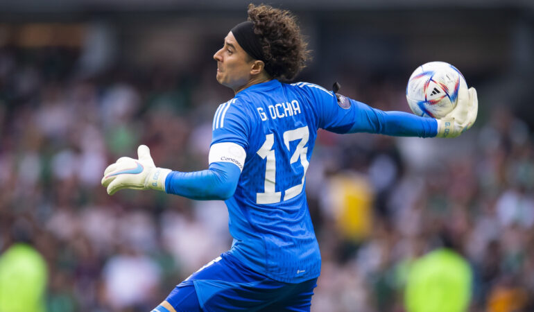 Guillermo Ochoa recibió abucheos en el estadio Azteca. FOTO: Mexsport