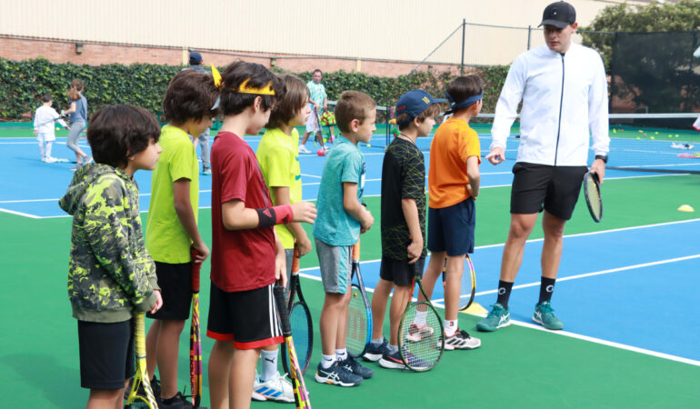 Los niños comienzan a apasionarse por el tenis. FOTO: Martín Montiel | ESTO