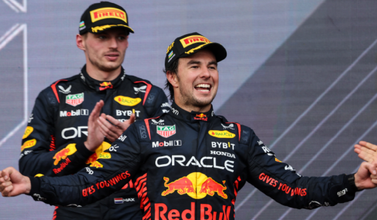 Pérez fue primero en Azerbaiyán; Verstappen segundo. FOTO: AFP