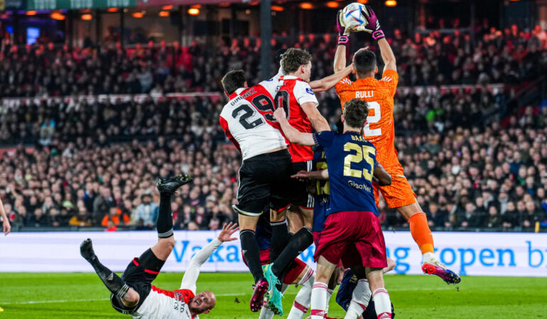 Santi Giménez hizo el gol del empate del Feyenoord. FOTO: @Feyenoord