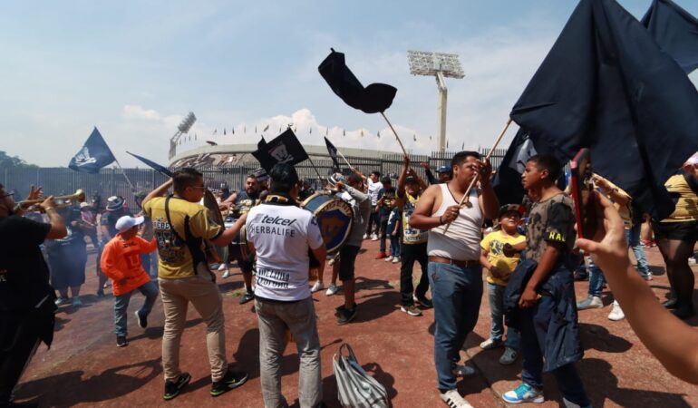 “Pumas es grande por nosotros”, afición auriazul explotó contra los jugadores. | Foto: Martín Montiel ESTO