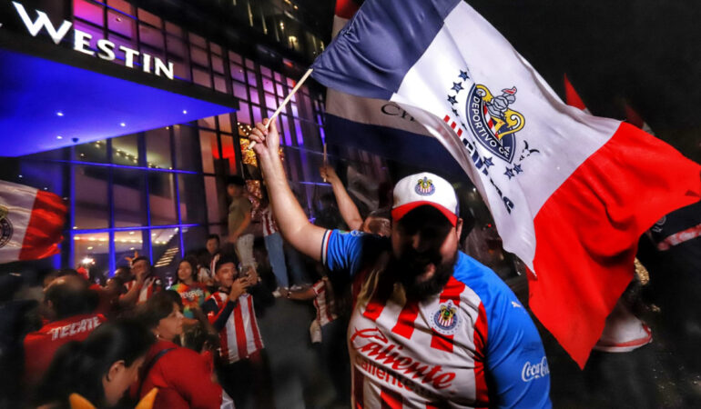 Aficionados de Chivas llevaron una serenata a los jugadores antes de la final. FOTO: Luis Garduño | ESTO / ENVIADO
