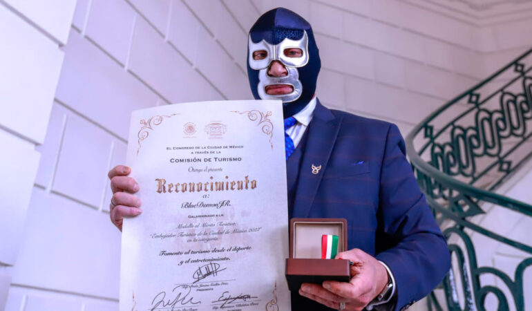 Blue Demon Jr. recibió reconocimiento por fomentar el turismo. FOTO: Luis Garduño | ESTO