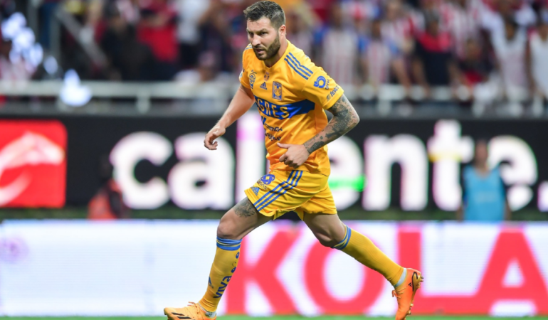 El famoso papelito pasó por muchas manos en la cancha