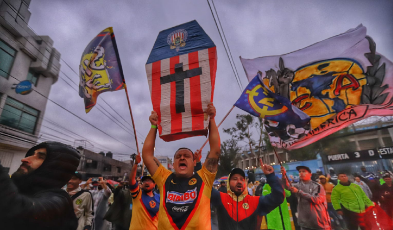La afición americanista espero el autobús del América. Foto: Luis Garduño