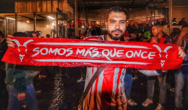 La aficion de Chivas confia en que los rojiblancos remontaran mañana en el Estadio Azteca _ Foto_ Luis Garduño