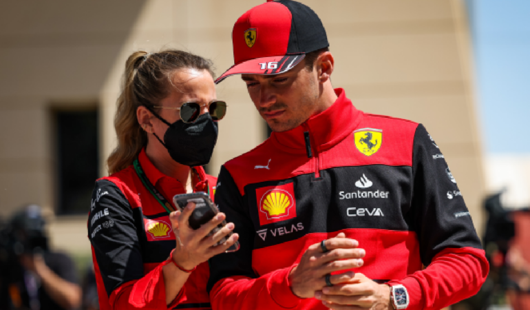 Mia Djacic acompaña a Leclerc a todas sus entrevistas / Foto: Reuters