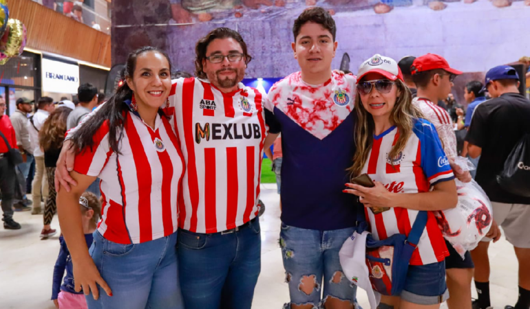 Miles de Chivahermanos se tomaron su foto con el trofeo del Clausura 2023 _ Foto_ Luis Garduño