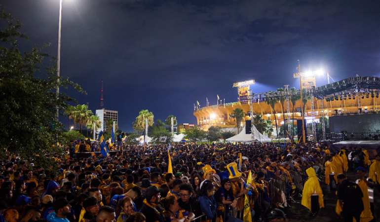 Nuevo León no durmió y fueron a festejar a los Tigres. Foto: Mexsport