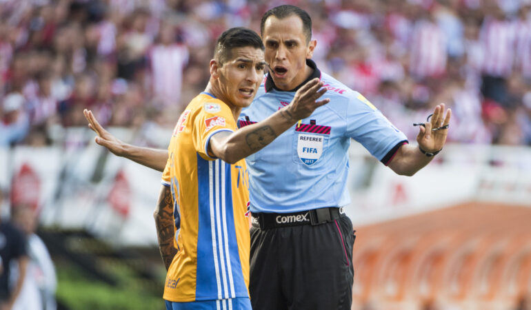 Santander le negó un penal a Sosa en la final entre Chivas y Tigres. FOTO: Mexsport