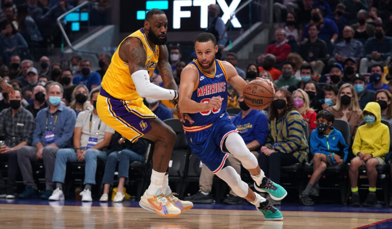 Stephen Curry vs LeBron James es una de las grandes rivalidades de la NBA. FOTO: Reuters