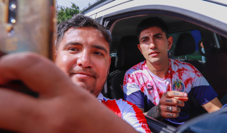 Victor Guzman fue de los mas solicitados para fotos _ Fotos_ Luis Garduño