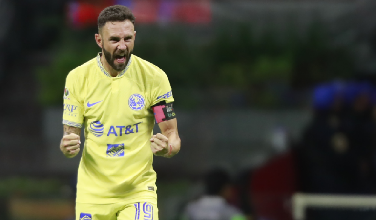 El jugador del América le daba algunos consejos a Fidalgo / Foto: Mexsport