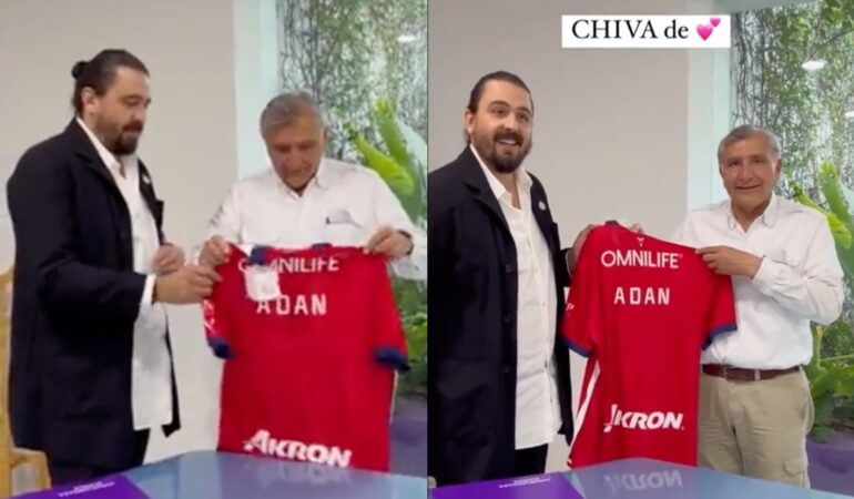 Amaury Vergara dio una playera a Adán Augusto