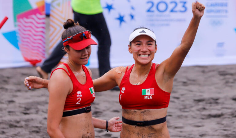 Atenas Gutierrez y Abril Flores ganaron bonce en voleibol de playa. FOTO: Luis Garduño | ENVIADO