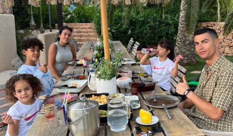 Cristiano Ronaldo y familia en un desayuno familiar. Foto: @Cristiano