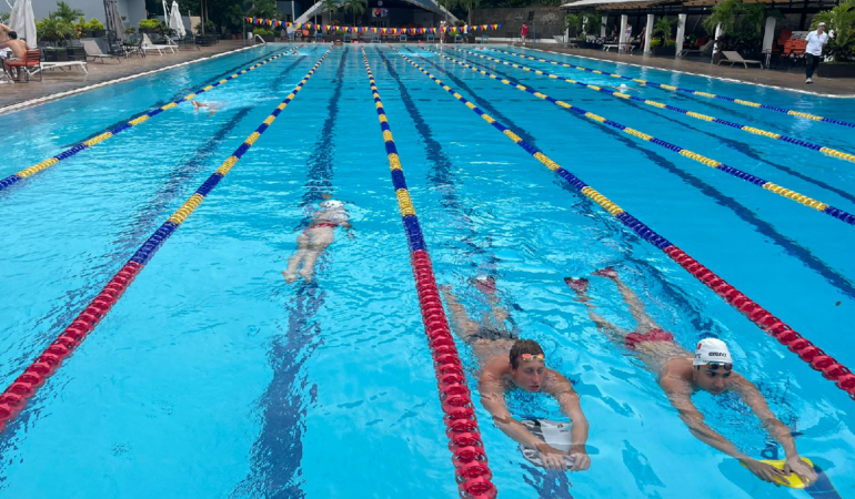 La selección natación ya esta en El Salvador. Foto. @cortesia ANV
