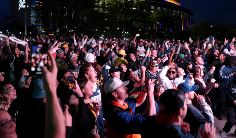 Las celebraciones de los aficionados de los Nuggets se salieron de control en Denver. FOTO: AFP