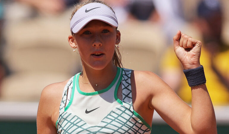Mirra Andreeva tiene 16 años y ha sorprendido a todos en Roland Garros. FOTO: AFP