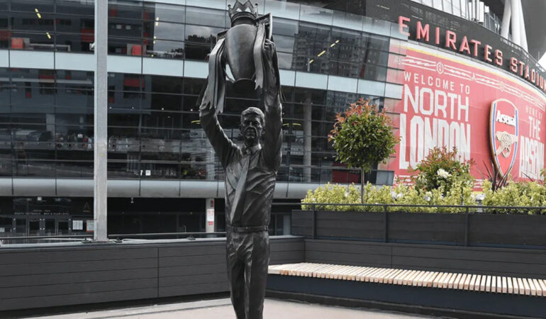 Arsenal reveló la estatua de Arsene Wenger afuera del Emirates Stadium. FOTO: Cortesía Arsenal