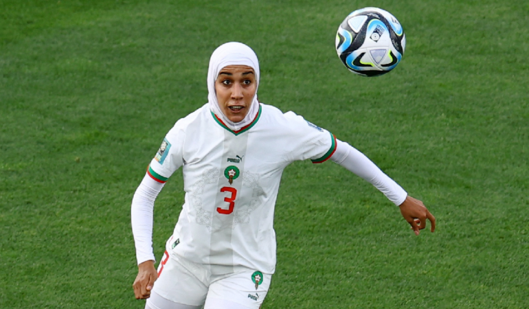 Benzina utiliza el hiyab tanto para entrenar como para jugar / Foto: Reuters